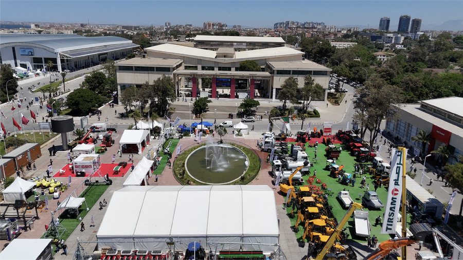 Vue aérienne des expositions de matériel au Palais des Expositions SAFEX